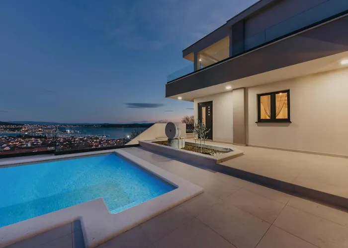 Lux Core With Amazing View And Heated Pool 트로기르
