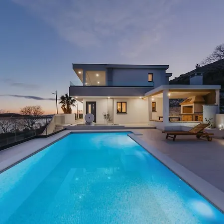 Lux Core With Amazing View And Heated Pool Τρογκίρ