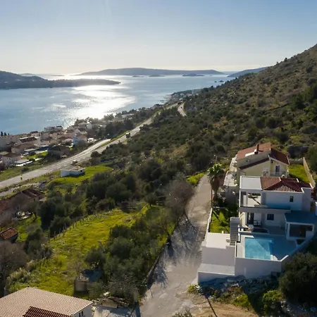Lux Core With Amazing View And Heated Pool Τρογκίρ