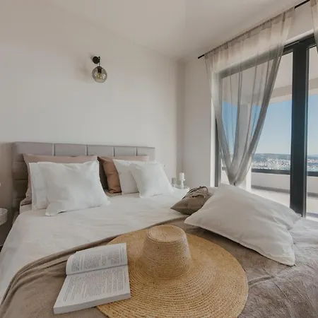 Lux Core With Amazing View And Heated Pool Βίλα Τρογκίρ