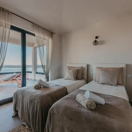 Lux Core With Amazing View And Heated Pool Βίλα Τρογκίρ