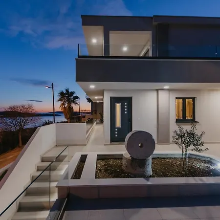 Lux Core With Amazing View And Heated Pool Τρογκίρ