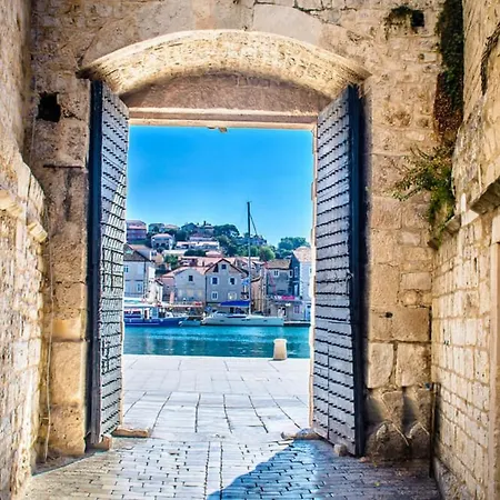 Lux Core With Amazing View And Heated Pool Τρογκίρ